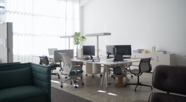 Ergonomia mebli jest ważna dla zdrowia. Fotel biurowy powinien mieć ergonomiczny kształt zagłówka, oparcia i podłokietników